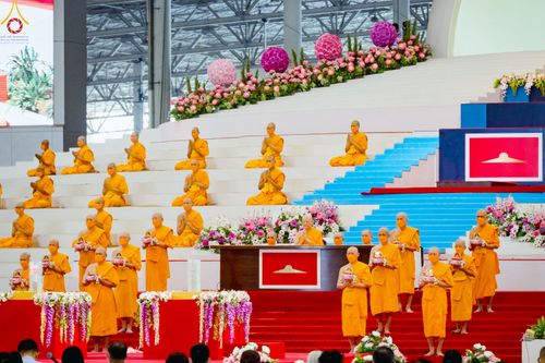 ภาพ No.79014:พิธีวางแผ่นจารึกชื่อ และพิธีวางพวงมาลัยสักการะพระบรมพุทธเจ้า ณ สภาธรรมกายสากล วัดพระธรรมกาย วันที่ 2 เมษายน พ.ศ. 2566