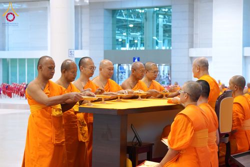 ภาพ No.285026:วันอาทิตย์ที่ 14 ธันวาคม พ.ศ.2568  พิธีปฏิบัติธรรม พิธีถวายภัตตาหารเป็นสังฆทาน พิธีมอบต้นสมบัติจักรพรรดิ ถวายแด่เจ้าอาวาสและประธานสงฆ์ 236 ศูนย์ส่งเสริมศีลธรรมทั่วโลก ณ สภาธรรมกายสากล วัดพระธรรมกาย