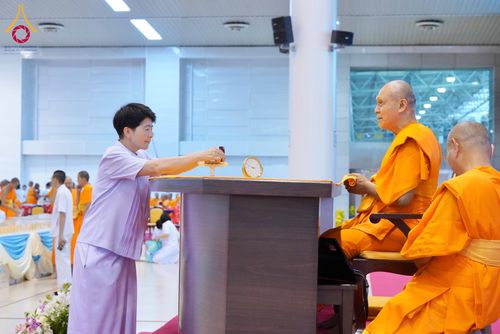 ภาพ No.338056:วันอาทิตย์ต้นเดือน 5 กรกฎาคม พ.ศ.2569 สัมมนาพิเศษ พิธีมอบพระของขวัญ ณ ห้องแก้วสารพัด1 วัดพระธรรมกาย