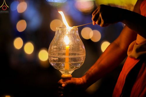 ภาพ No.71946:พิธีจุดประทีปถวายเป็นพุทธบูชา และบูชาธรรมมหาปูชนียาจารย์ ในโครงการธรรมยาตรากตัญญูบูชา มหาปูชนียาจารย์ พระมงคลเทพมุนี(สด จนฺทสโร) พระผู้ปราบมาร ปีที่ 11 ณ อนุสรณ์สถานลำดับที่ 3 สถานที่เกิดใหม่ในเพศสมณะ วัดสองพี่น้อง อ.สองพี่น้อง จ.สุพรรณบุรี วันที่ 17 มกร