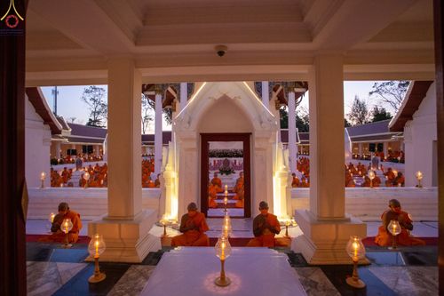 ภาพ No.73461:พิธีจุดประทีปถวายเป็นพุทธบูชา และบูชาธรรมมหาปูชนียาจารย์ ในโครงการธรรมยาตรากตัญญูบูชา มหาปูชนียาจารย์ พระมงคลเทพมุนี(สด จนฺทสโร) พระผู้ปราบมาร ปีที่ 11 ณ อนุสรณ์สถานลำดับที่ 4 สถานที่เกิดด้วยกายธรรม วัดโบสถ์ (บน) บางคูเวียง อ.บางกรวย จ.นนทบุรี วันที่ 21 