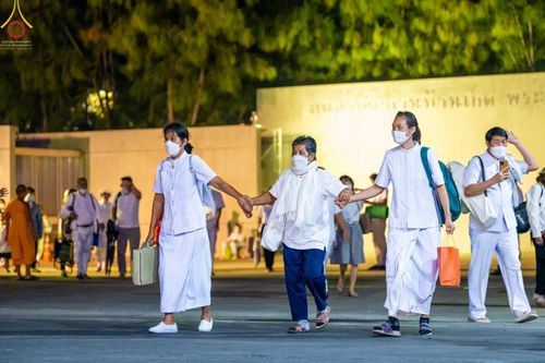 ภาพ No.69405:พิธีจุดประทีปถวายเป็นพุทธบูชา และบูชาธรรมมหาปูชนียาจารย์ ในโครงการธรรมยาตรากตัญญูบูชา มหาปูชนียาจารย์ พระมงคลเทพมุนี(สด จนฺทสโร) พระผู้ปราบมาร ปีที่ 11 ณ อนุสรณ์สถานมหาวิหารพระมงคลเทพมุนี อ.สองพี่น้อง จ.สุพรรณบุรี