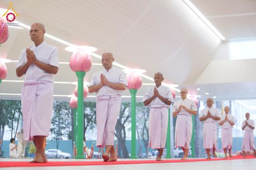 ภาพ No.298107:วันเสาร์ที่ 17 มกราคม พ.ศ. 2569 พิธีบรรพชาอุปสมบท โครงการอุปสมบทหมู่ บูชาธรรมครบ 117 ปี คุณยายอาจารย์มหารัตนอุบาสิกาจันทร์ ขนนกยูง  ณ อุโบสถพระไตรปิฎก วัดพระธรรมกาย