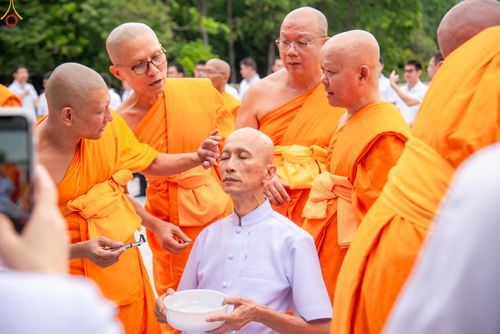 ภาพ No.330578:วันที่ 30 พฤษภาคม พ.ศ.2569 พิธีตัดปอยผมและปลงผม อุบาสกอุปสมบทอุทิศชีวิต 11 ท่าน (ภาพชุดที่ 2) ณ โบสถ์พระไตรปิฎก วัดพระธรรมกาย จังหวัดปทุมธานี