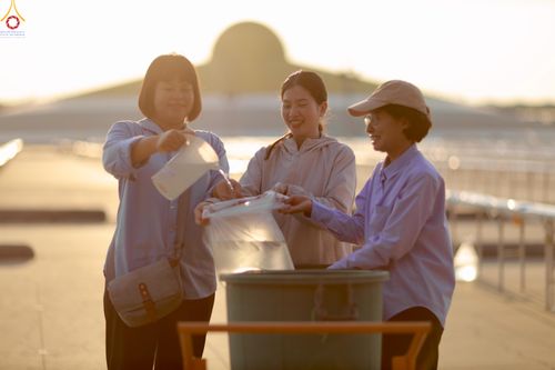 ภาพ No.320421:วันที่ 9 เมษายน พ.ศ.2569 การเตรียมงาน มัดถุงน้ำ ถ่วงขาโต๊ะไทยธรรม เพื่องานถวายมหาสังฆทาน 40,000 กว่าวัดทั่วประเทศ วันคุ้มครองโลก 22 เมษายน พ.ศ.2569 วัดพระธรรมกาย