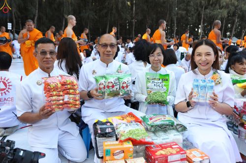 ภาพ No.289334:วันที่ 7 มกราคม พ.ศ. 2569 พิธีตักบาตรพระธรรมยาตรา ณ อนุสรณ์สถานลำดับที่ 1 สถานที่เกิดด้วยรูปกายเนื้อ อนุสรณ์สถานมหาวิหารพระมงคลเทพมุนี (โลตัสแลนด์) อ.สองพี่น้อง จ.สุพรรณบุรี ในโครงการธรรมยาตรา กตัญญูบูชา มหาปูชนียาจารย์ พระมงคลเทพมุนี(สด จนฺทสโร) พระผู้ป