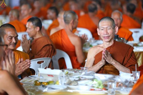 ภาพ No.323780:วันที่ 22 เมษายน พ.ศ.2569(วันคุ้มครองโลก) งานถวายมหาสังฆทาน 40,000 กว่าวัดทั่วประเทศ คณะสงฆ์ฉันภัตตาหารเพล