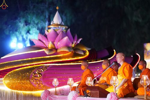 ภาพ No.69521:พิธีจุดประทีปถวายเป็นพุทธบูชา และบูชาธรรมมหาปูชนียาจารย์ ในโครงการธรรมยาตรากตัญญูบูชา มหาปูชนียาจารย์ พระมงคลเทพมุนี(สด จนฺทสโร) พระผู้ปราบมาร ปีที่ 11 ณ อนุสรณ์สถานมหาวิหารพระมงคลเทพมุนี อ.สองพี่น้อง จ.สุพรรณบุรี