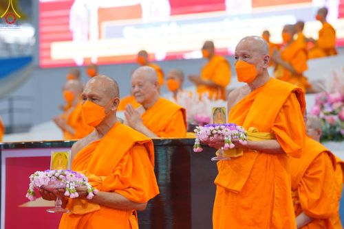 ภาพ No.83706:พิธีวางแผ่นจารึกชื่อและพิธีวางพวงมาลัยสักการะพระประธาน วันอาทิตย์ที่ 16 กรกฎาคม พ.ศ. 2566 ณ รัตนบัลลังก์ สภาธรรมกายสากล วัดพระธรรมกาย