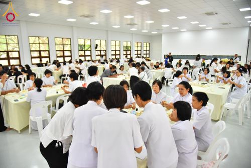 ภาพ No.327524:วันศุกร์ที่ 1 พฤษภาคม พ.ศ. 2569 รวมใจพสกนิกรชาวอำเภอคลองหลวง ประดิษฐ์ดอกไม้จันทน์ เพื่อใช้ในพิธีถวายดอกไม้จันทน์ในงานพระราชพิธีถวายพระเพลิงพระบรมศพ สมเด็จพระนางเจ้าสิริกิติ์ พระบรมราชินีนาถ พระบรมราชชนนีพันปีหลวง ณ วัดพระธรรมกาย