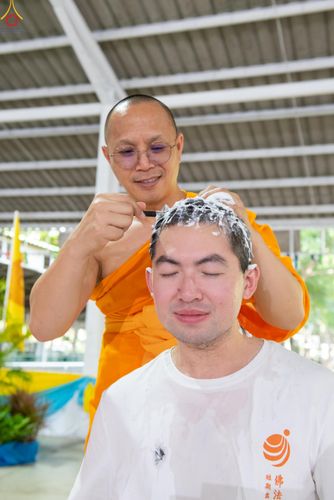ภาพ No.338346:วันอาทิตย์ที่ 5 กรกฎาคม พศ.2569 พิธีตัดปอยผมธรรมทายาทนานาชาติ IDOP รุ่นที่ 21 จากประเทศจีน มาเลเซีย สิงคโปร์ และไต้หวัน ณ โถงช้าง วัดพระธรรมกาย