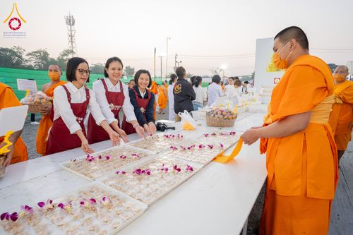 ภาพ No.294820:วันที่ 15 มกราคม พ.ศ. 2569 พิธีถวายภัตตาหารเป็นสังฆทาน แด่พระธรรมยาตรา ณ วัดโบสถ์บน ต.บางคูเวียง จ.นนทบุรี อนุสรณ์สถานลำดับที่ 4 สถานที่เกิดด้วยกายธรรม ในโครงการธรรมยาตรา กตัญญูบูชา มหาปูชนียาจารย์ พระมงคลเทพมุนี(สด จนฺทสโร) พระผู้ปราบมาร อนุสรณ์สถาน 7 แ