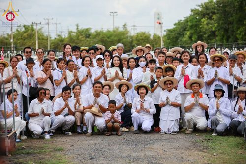 ภาพ No.346859:วันอาทิตย์ที่ 30 สิงหาคม พ.ศ.2569 การปักชำต้นกล้าเบญจทรัพย์ เพื่อเตรียมดอกไม้บูชาธรรม พระเดชพระคุณหลวงปู่ และโปรยต้อนรับพระธรรมยาตรา ปีที่ 15 ณ แปลงปลูก B ปทุมเจดีย์ วัดพระธรรมกาย