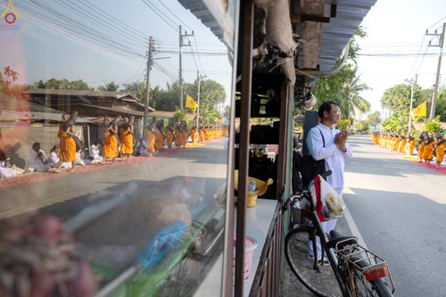 ภาพ No.290466:วันที่ 7 มกราคม พ.ศ. 2569 พิธีต้อนรับพระธรรมยาตรา ณ อนุสรณ์สถานลำดับที่ 2  สถานที่ตั้งมโนปณิธานบวชตลอดชีวิต อนุสรณ์สถานคลองบางนางแท่น (ภาพชุดที่ 2) อ.สามพราน จ.นครปฐม ในโครงการธรรมยาตรา กตัญญูบูชา มหาปูชนียาจารย์ พระมงคลเทพมุนี(สด จนฺทสโร) พระผู้ปราบมาร 