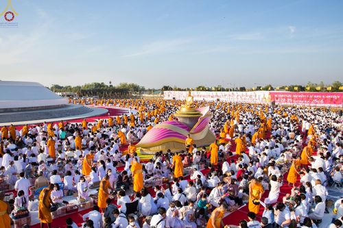 ภาพ No.74804:พิธีตักบาตรพระธรรมยาตราฯ ในโครงการธรรมยาตรากตัญญูบูชา มหาปูชนียาจารย์ พระมงคลเทพมุนี(สด จนฺทสโร) พระผู้ปราบมาร ปีที่ 11 ณ อนุสรณ์สถานลำดับที่ 5 สถานที่เผยแผ่วิชชาธรรมกายครั้งแรก อนุสรณ์สถานบางปลา วัดบางปลา อ.บางเลน จ.นครปฐม วันที่ 29 มกราคม พ.ศ. 2566