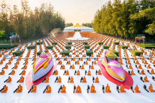 ภาพ No.281577:วันที่ 24 ธันวาคม พ.ศ.2568 พระธรรมยาตรา ปฏิบัติธรรม และถ่ายภาพหมู่ประวัติศาสตร์ ณ ลานหน้ามหาวิหารพระมงคลเทพมุนีฯ วัดพระธรรมกาย