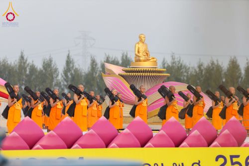 ภาพ No.299870:วันที่ 19 มกราคม พ.ศ.2569 พระธรรมยาตราปฏิบัติธรรมและถ่ายภาพหมู่ประวัติศาสตร์ ณ อนุสรณ์สถานลำดับที่ 5 สถานที่เผยแผ่วิชชาธรรมกายครั้งแรก  อนุสรณ์สถานบางปลาวัดบางปลา อ.บางเลน จ.นครปฐม ในโครงการธรรมยาตรา กตัญญูบูชา มหาปูชนียาจารย์ พระมงคลเทพมุนี(สด จนฺทสโร) 
