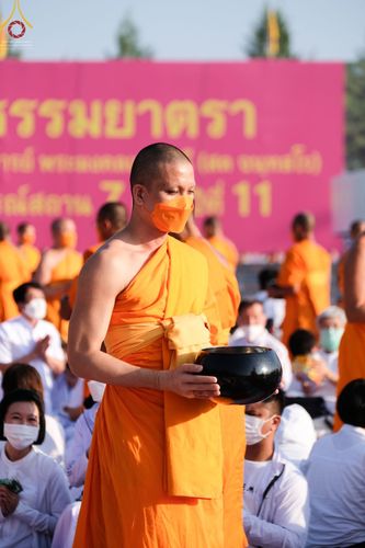 ภาพ No.70599:พิธีตักบาตรพระธรรมยาตราฯ ในโครงการธรรมยาตรากตัญญูบูชา มหาปูชนียาจารย์ พระมงคลเทพมุนี(สด จนฺทสโร) พระผู้ปราบมาร ปีที่ 11 ณ อนุสรณ์สถานลำดับที่ 2 สถานที่ตั้งมโนปณิธานบวชตลอดชีวิต อนุสรณ์สถานคลองบางนางแท่น อ.สามพราน จ.นครปฐม วันที่ 14 มกราคม พ.ศ. 2566