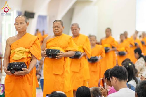 ภาพ No.321868:วันที่ 12 เมษายน พ.ศ.2569 ตักบาตรสงกรานต์ฉลองสามเณรใหม่  ณ ศูนย์ปฏิบัติธรรมระยอง(บ้านช่องลม)