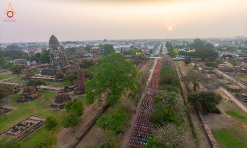 ภาพ No.318000:วันเสาร์ที่ 4 เมษายน พ.ศ. 2569 งานทำบุญเมืองใจกลางอยุธยา  ตักบาตรพระ 1,109 รูป ณ ถนนชีกุน หน้าวัดมหาธาตุ และวัดราชบูรณะ