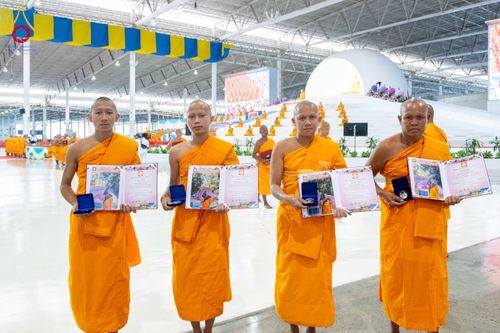 ภาพ No.308755:วันที่ 1 กุมภาพันธ์ พ.ศ. 2569 พิธีรับประกาศนียบัตร และพระของขวัญพระธรรมยาตรา ณ สภาธรรมกายสากล วัดพระธรรมกาย จ.ปทุมธานี