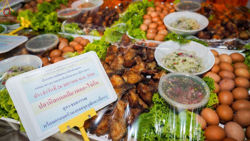 ภาพ No.74458:พิธีถวายภัตตาหารเป็นสังฆทาน แด่คณะพระธรรมยาตราฯ ในโครงการธรรมยาตรากตัญญูบูชา มหาปูชนียาจารย์ พระมงคลเทพมุนี(สด จนฺทสโร) พระผู้ปราบมาร อนุสรณ์สถาน 7 แห่ง ปีที่ 11 วันที่ 26 มกราคม พ.ศ. 2566