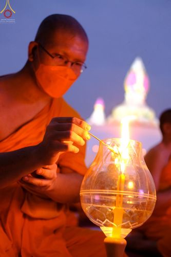 ภาพ No.70246:พิธีจุดประทีปถวายเป็นพุทธบูชา และบูชาธรรมมหาปูชนียาจารย์ ในโครงการธรรมยาตรากตัญญูบูชา มหาปูชนียาจารย์ พระมงคลเทพมุนี(สด จนฺทสโร) พระผู้ปราบมาร ปีที่ 11 ณ อนุสรณ์สถานลำดับที่ 2 สถานที่ตั้งมโนปณิธานบวชตลอดชีวิต อนุสรณ์สถานคลองบางนางแท่น อ.สามพราน จ.นครปฐม 