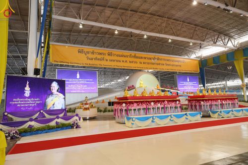 ภาพ No.78929:พิธีตักบาตร ข้าวสารอาหารแห้ง พิธีบูชาข้าวพระ ในวันอาทิตย์ต้นเดือนที่ 2 เมษายน พ.ศ. 2566