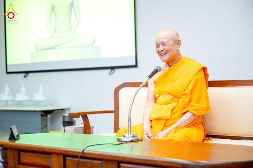 ภาพ No.324759:วันอังคารที่ 21 เมษายน พ.ศ.2569  หลวงพ่อทัตตชีโว รองเจ้าอาวาสวัดพระธรรมกาย ถวายการต้อนรับและปฏิสันถารคณะสงฆ์จากประเทศเวียดนาม