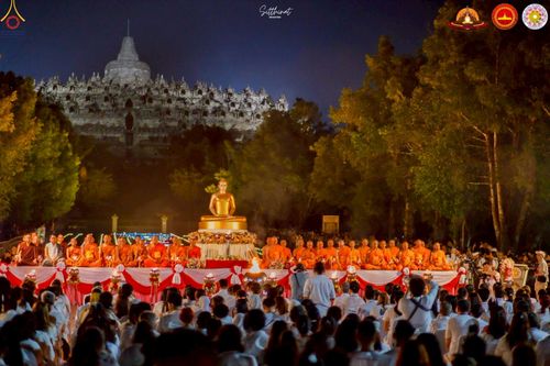 ภาพ No.224581:วันจันทร์ที่ 12 พฤษภาคม พ.ศ. 2568  ชาวพุทธในอินโดนีเซีย ร่วมฉลองวิสาขบูชาจุดประทีปกว่า 200,000 ดวง ณ พระมหาเจดีย์บรมพุทโธ  เจริญพุทธมนต์ถวาย “พระวชิรเกล้าเจ้าอยู่หัว”