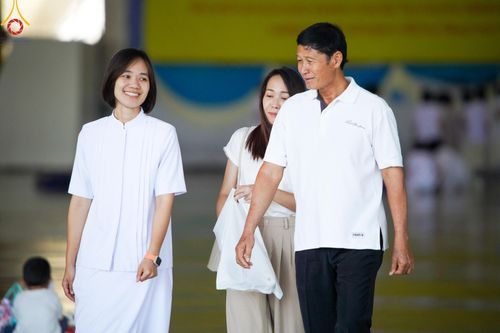 ภาพ No.151102:พิธีตักบาตร ในวันอาทิตย์ต้นเดือน วันที่ 1 กันยายน พ.ศ. 2567 ณ สภาธรรมกายสากล วัดพระธรรมกาย