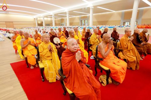 ภาพ No.60420:การต้อนรับพระสังฆาธิการ 10,000 กว่าวัดทั่วประเทศ พิธีมอบปัจจัยช่วยเหลือครู 4 จังหวัดชายแดนภาคใต้ พิธีปฏิบัติธรรม ในวันคุ้มครองโลก วันจันทร์ที่ 22 เมษายน พ.ศ.2567 ณ วัดพระธรรมกาย จ.ปทุมธานี