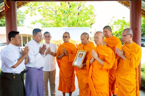 ภาพ No.220406:วันที่ 17 เมษายน พ.ศ. 2568 ผู้แทนวัดพระธรรมกาย ลงพื้นที่เยียวยา ซับน้ำตาเหยื่อแผ่นดินไหวมัณฑะเลย์