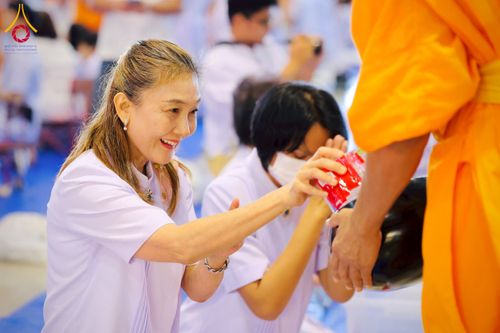 ภาพ No.223444:วันวิสาขบูชา วันอาทิตย์ที่ 11 พฤษภาคม พ.ศ. 2568 พิธีตักบาตร และปฎิบัติธรรม ณ สภาธรรมกายสากล วัดพระธรรมกาย