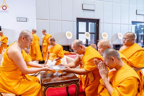 ภาพ No.214874:พิธีต้อนรับสัญญาบัตร พัดยศ พระราชวิเทศวชิรเวที (บัณฑิต วรปญฺโญ) เจ้าอาวาสวัดพระธรรมกายสกอตแลนด์ สหราชอาณาจักร ผู้ช่วยเจ้าอาวาสวัดพระธรรมกาย ณ อุโบสถพระไตรปิฏก วัดพระธรรมกาย