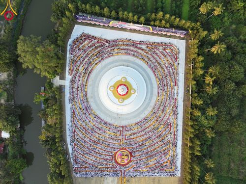 ภาพ No.107964:พิธีต้อนรับพระธรรมยาตรา ในโครงการธรรมยาตรากตัญญูบูชา มหาปูชนียาจารย์ พระมงคลเทพมุนี(สด จนฺทสโร) พระผู้ปราบมาร อนุสรณ์สถาน 7 แห่ง ปีที่ 12 วันที่ 7 มกราคม พ.ศ. 2567 ณ อนุสรณ์สถานคลองบางนางแท่น  อ.สามพราน จ.นครปฐม