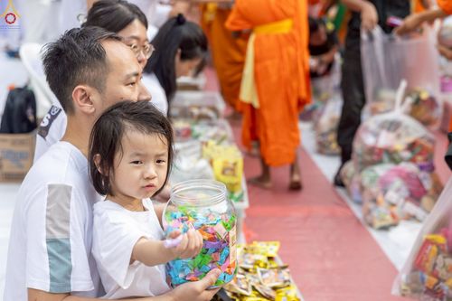 ภาพ No.237162:วันอาทิตย์ที่ 10 สิงหาคม พ.ศ. 2568 มหาสังฆทานครั้งยิ่งใหญ่ ตักบาตรพระ 10,000 รูป ถ.นิพัทธ์อุทิศ 3 ใจกลางนครหาดใหญ่ จ.สงขลา (ชุดที่ 2)