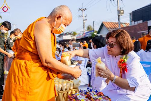 ภาพ No.101922:ตักบาตรพระ 10,000 รูป เติมบุญให้แผ่นดิน เนื่องในโอกาส 192 ปี จังหวัดกาญจนบุรี หนึ่งในโครงการตักบาตรพระ 2,000,000 รูป  77 จังหวัดทุกวัดทั่วไทย วันจันทร์ที่ 11 ธันวาคม พ.ศ. 2566 บริเวณถนนสองแคว (SKY WALK) เมืองกาญจนบุรี