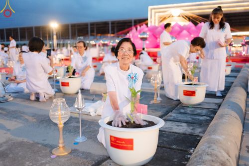 ภาพ No.160524:พิธีปลูกต้นทรัพย์บานชื่น ณ ลานธรรม พระมหาธรรมกายเจดีย์ วัดพระธรรมกาย จ.ปทุมธานี วันพฤหัสบดีที่ 10 ตุลาคม พ.ศ. 2567