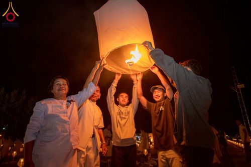 ภาพ No.266204:วันพุธที่ 5 พฤศจิกายน พ.ศ. 2568 (วันพระ ขึ้น 15 ค่ำ เดือน 12) พิธีจุดประทีปโคมลาน, โคมลอย และลอยกระทง ถวายประทีปเป็นพุทธบูชา สร้างความสว่างไสวให้กับแผ่นดินด้วยแสงธรรม ณ พุทธอุทยานนานาชาติ จังหวัดหนองคาย