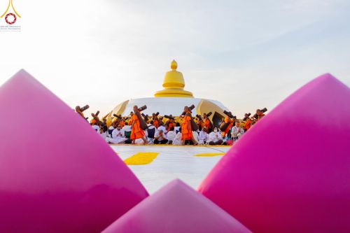 ภาพ No.198238:พิธีต้อนรับพระธรรมยาตรา ณ อนุสรณ์สถานลำดับที่ 5 สถานที่เผยแผ่วิชชาธรรมกายครั้งแรก อนุสรณ์สถานบางปลา วัดบางปลา อำเภอบางเลน จังหวัดนครปฐม ในโครงการธรรมยาตรา กตัญญูบูชา มหาปูชนียาจารย์ พระมงคลเทพมุนี(สด จนฺทสโร) พระผู้ปราบมาร ปีที่ 13 วัน 19 มกราคม พ.ศ.2568