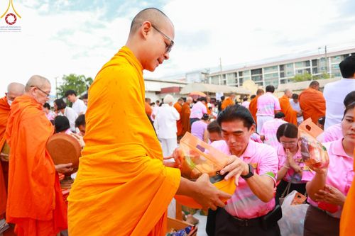ภาพ No.150904:พิธีเจริญพระพุทธมนต์ และทำบุญตักบาตรแด่คณะสงฆ์ จำนวน 121 รูป เนื่องในโอกาสฉลองครบรอบ 120 ปี อำเภอคลองหลวง จังหวัดปทุมธานี เพื่อถวายเป็นพุทธบูชา ช่วยเหลือผู้ประสบความเดือดร้อนจากอุทกภัย และคณะสงฆ์ 323 วัด 4 จังหวัดชายแดนภาคใต้ วันเสาร์ที่ 31 สิงหาคม พ.ศ. 