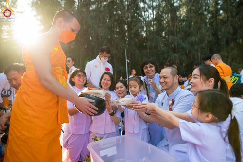 ภาพ No.107479:พิธีตักบาตรพระธรรมยาตราฯ ในโครงการธรรมยาตรากตัญญูบูชา มหาปูชนียาจารย์ พระมงคลเทพมุนี(สด จนฺทสโร) พระผู้ปราบมาร ปีที่ 12 ณ อนุสรณ์สถานมหาวิหารพระมงคลเทพมุนี อ.สองพี่น้อง จ.สุพรรณบุรี วันที่ 7 มกราคม พ.ศ. 2567