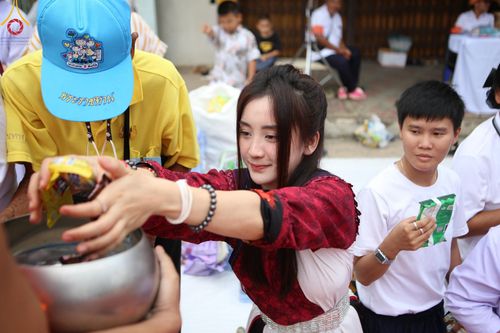 ภาพ No.146344:ตักบาตรพระ 1,384 รูป ทำบุญเมืองฝางครบรอบ 1,383 ปี ถวายเป็นพระราชกุศลแด่พระบาทสมเด็จพระเจ้าอยู่หัว เนื่องในโอกาสพระราชพิธีมหามงคล เฉลิมพระชนมพรรษา 6 รอบ 72 พรรษา วันเสาร์ที่ 27 กรกฎาคม พ.ศ.2567  ณ ถนนหน้าที่ว่าการอำเภอฝาง จ.เชียงใหม่