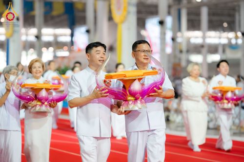 ภาพ No.134406:พิธีทอดผ้าป่าสมทบ มหาสังฆทาน 10,000 วัด ทั่วไทย วันอาทิตย์ต้นเดือนที่ 7 เมษายน พ.ศ.2567 ณ ห้องแก้วสารพัดนึก 1 สภาธรรมกายสากล  วัดพระธรรมกาย จ.ปทุมธานี