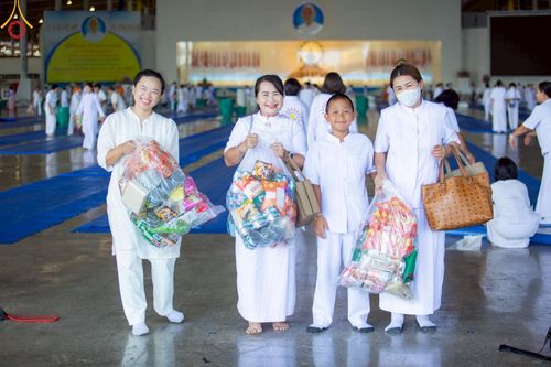 ภาพ No.222073:วันที่ 4 พฤษภาคม พ.ศ. 2568 พิธีตักบาตร เนื่องในวันอาทิตย์ต้นเดือน ณ บ้านแก้วเรือนทองคุณยายฯ วัดพระธรรมกาย