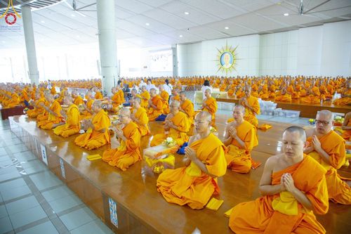 ภาพ No.205785:พิธีสวดพระพุทธมนต์ และถวายภัตตาหารเมนูสวรรค์แด่พระภิกษุ สามเณร วันจันทร์ที่ 3 กุมภาพันธ์ พ.ศ. 2568 ณ หอฉันคุณยายอาจารย์ฯ วัดพระธรรมกาย