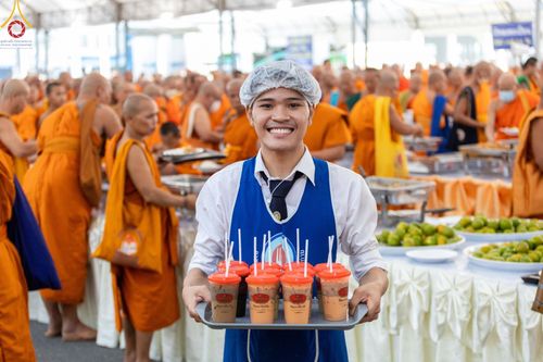 ภาพ No.58922:V.40 ภัตตาหารพระหมื่นวัด เราจัดให้ การปฏิบัติงานของเจ้าหน้าที่และอาสาสมัคร เพื่อรับบุญในการถวายภัตตาหาร แด่คณะสงฆ์ 10,000 กว่าวัดทั่วประเทศ ที่มาร่วมงานวันคุ้มครองโลก จันทร์ที่ 22 เมษายน พ.ศ. 2567 ณ วัดพระธรรมกาย