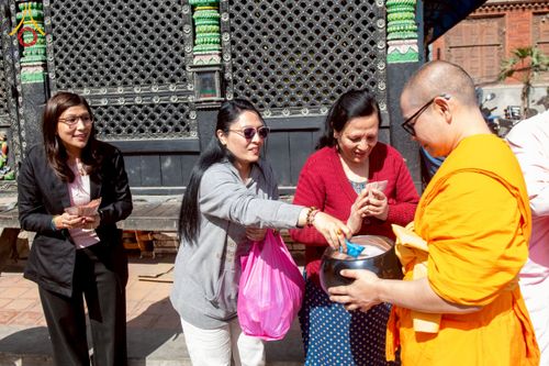 ภาพ No.213212:วันที่ 17 - 18 มีนาคม พ.ศ. 2568 คณะสงฆ์และสามเณรเดินบิณฑบาต รอบเมืองในพื้นที่ วัดสยมภูวนาถและราชวังปาตัน ณ เมืองกาฐมาณฑุ ประเทศเนปาล