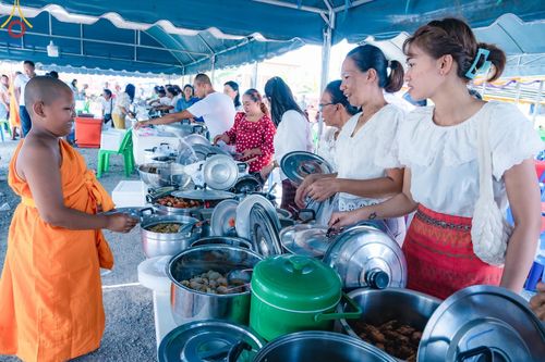 ภาพ No.133546:พิธีขอขมารับผ้าไตร, พิธีบรรพชาสามเณร, สามเณรออกบิณฑบาต ในโครงการบรรพชาสามเณร ฟื้นฟูพระพุทธศาสนาทั่วไทย  ณ ศูนย์ปฏิบัติธรรม และอบรมเยาวชนเมืองยะลา วันที่ 3 เมษายน พ.ศ. 2567